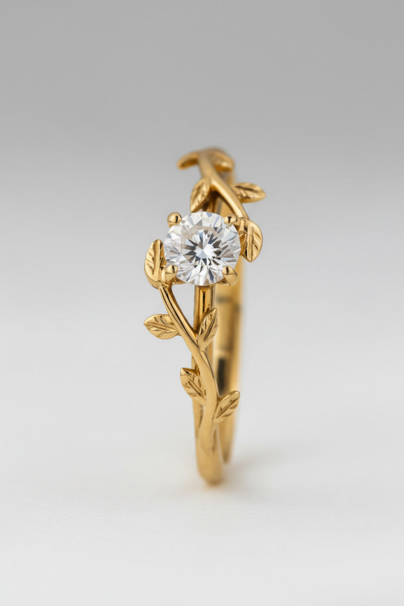 Aliança Fiore ouro 18k com design folhagem e pedra Moussanite central redonda