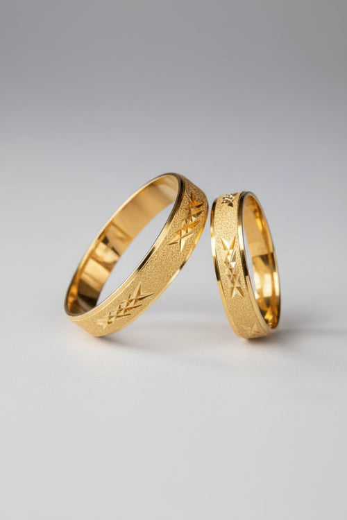 Par Ouro Astro: par de alianças em ouro 18k fosco com detalhes geométricos gravados