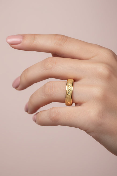 Aliança Ouro Atenas 18K fosca com detalhes geométricos, destaque para casamento.