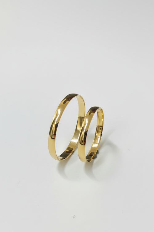 Par Aura: alianças lisas em ouro 18K, acabamento polido, para casamento ou compromisso.