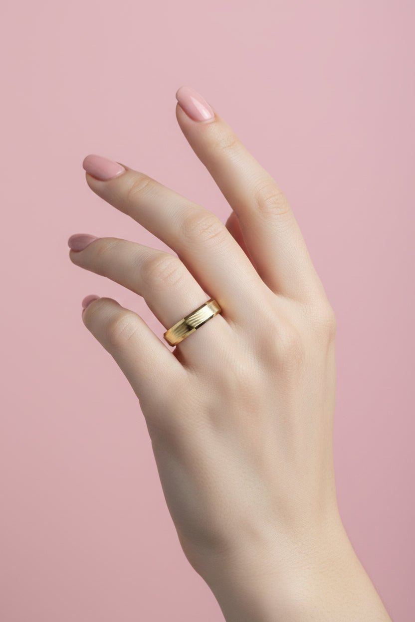 Par de Alianças de Casamento em ouro 18k 4mm Com Frisos Quina Mansa - Ourus Alianças