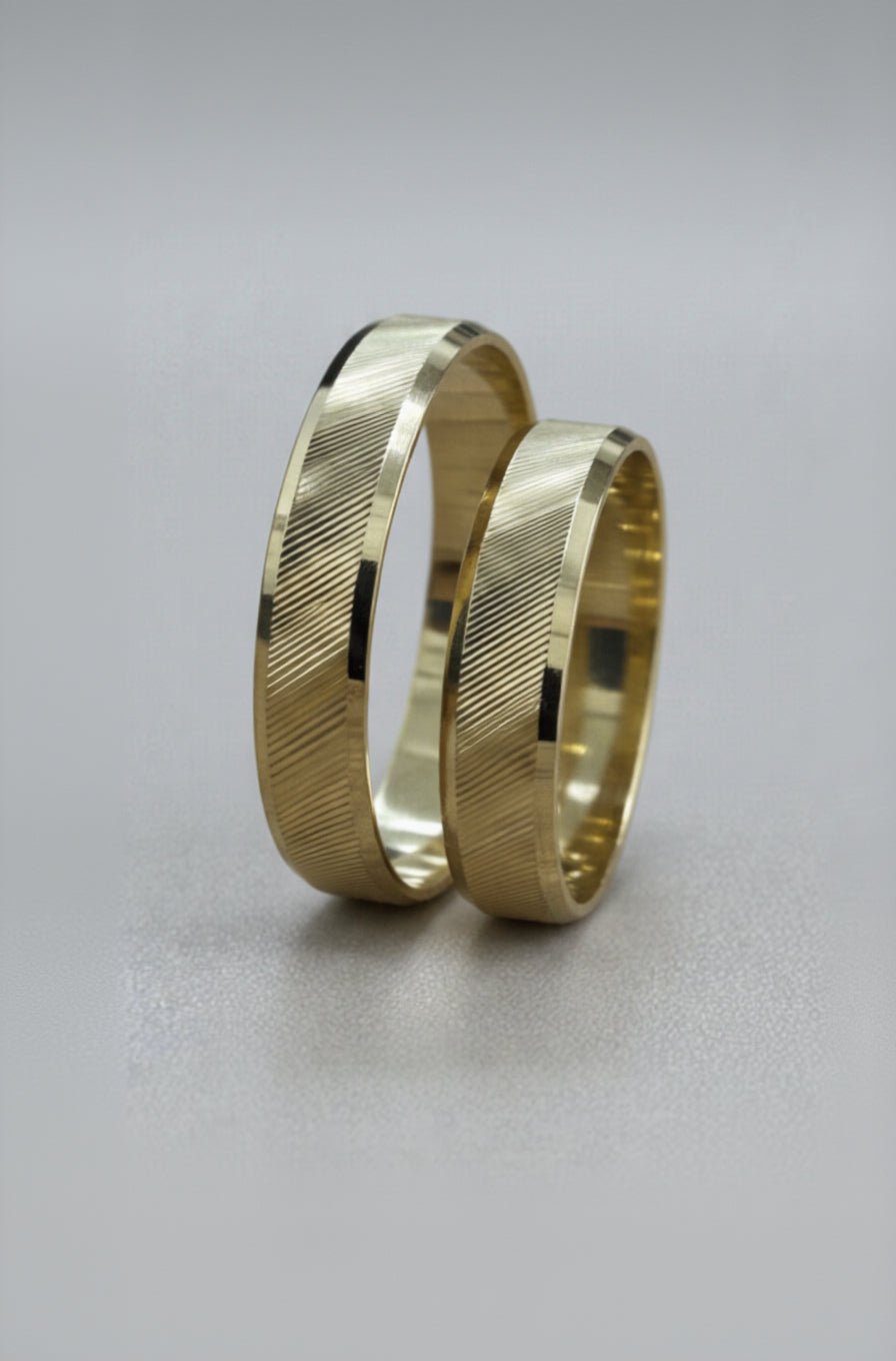Par de Alianças de Casamento em ouro 18k 4mm Com Frisos Quina Mansa - Ourus Alianças
